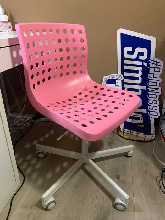 Cadeira com rodas para secretária