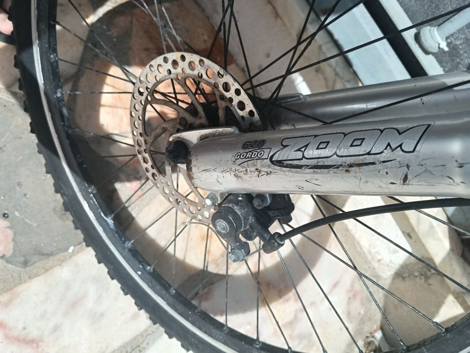 Bicicleta downhill prateada