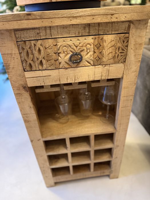 Stojak na wina oraz kieliszki z drewna mango