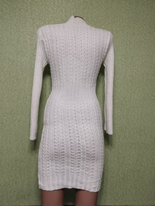 Вязаное платье белого цвета в идеальном состоянии