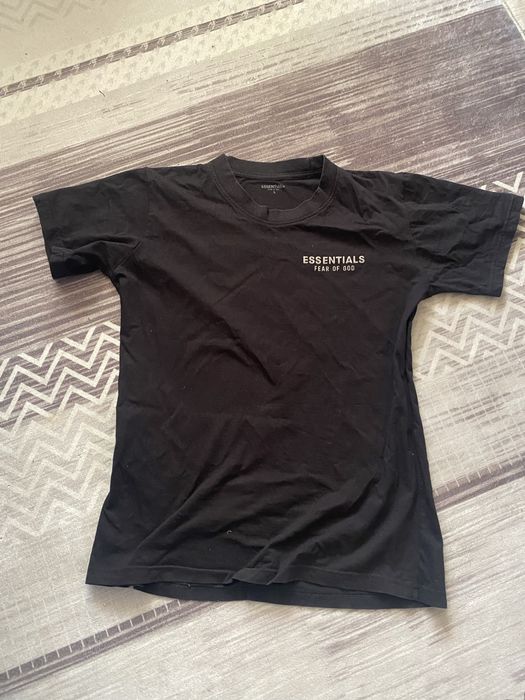 продам футболку essentials