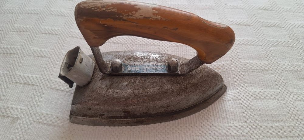 Ferro passar roupa antigo