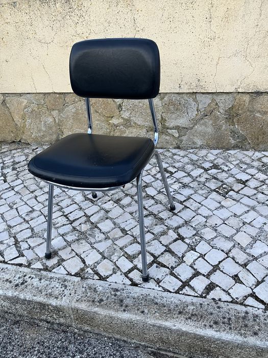 1 Cadeira usada de estrutura metalica