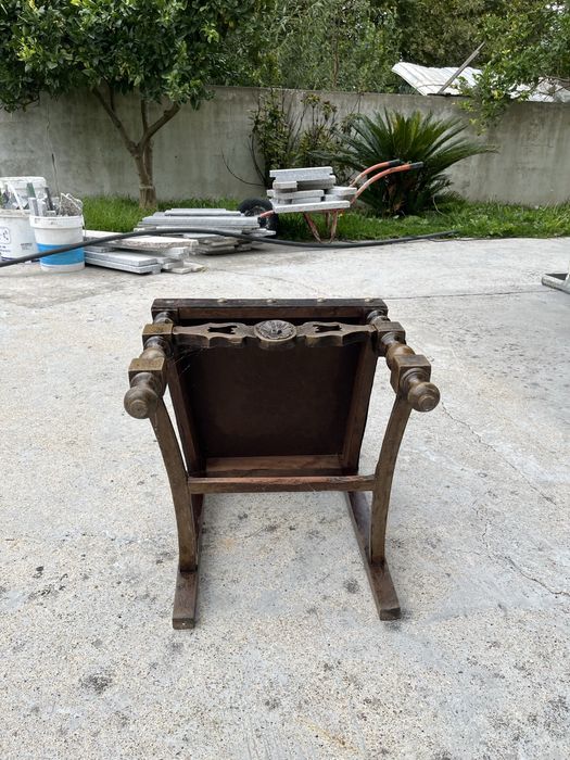 Cadeira antiga em mandeira