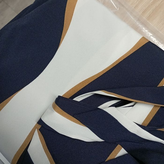 Sukienka nie wymaga prasowania