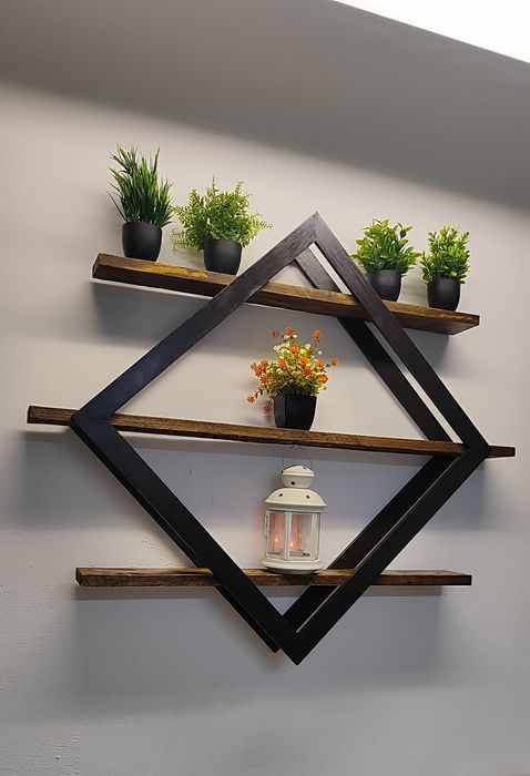 Prateleira/Floreira flutuante em forma de diamante.