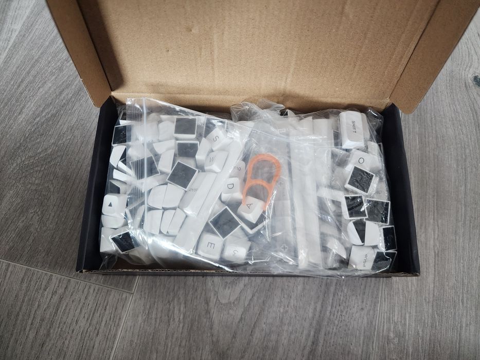 Białe keycaps klawisze
