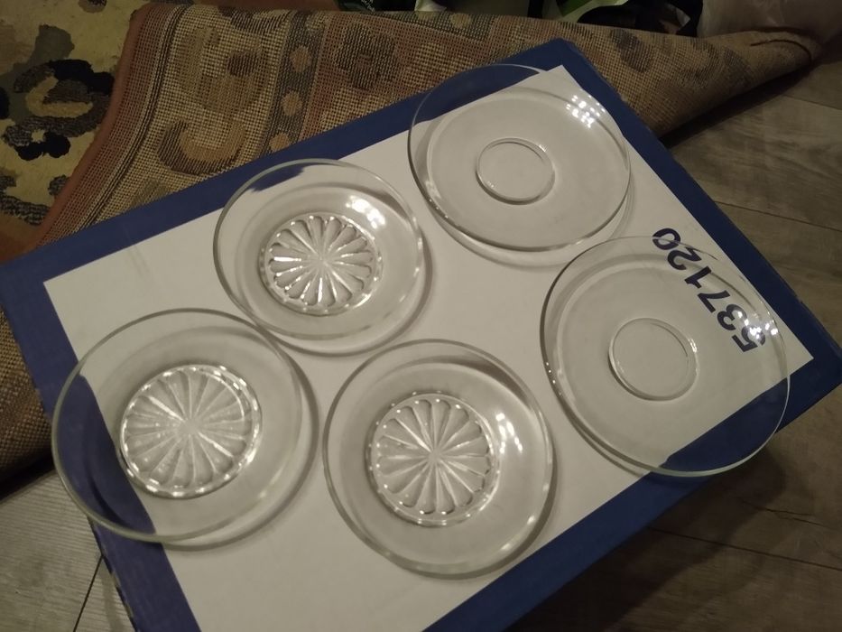 Szklany zestaw - trzy spodki, dwa talerzyki deserowe