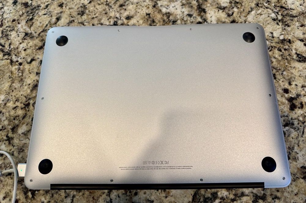 Lenovo ideapad 10015IBD 15" i3 8/512Gb / Apple Macbook Air 13" 8/128Gb