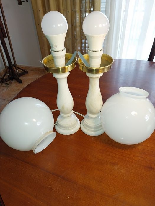 Candeeiros antigos mesa alabastro e globos opalinos