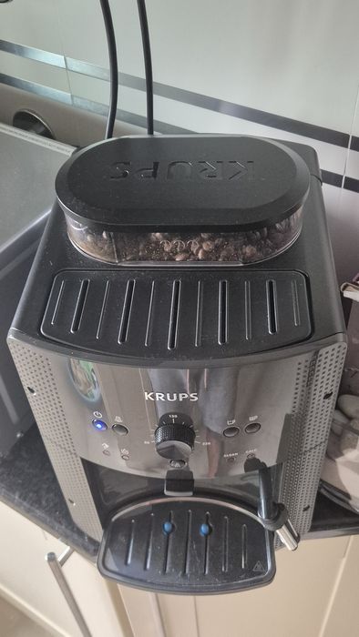 Máquina de Café KRUPS Automática Essential EA810B70