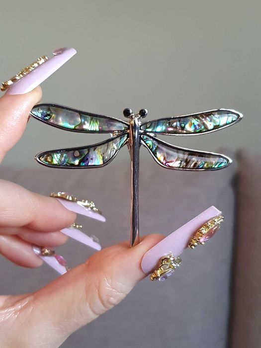 Broche / pregadeira / alfinete de peito libélula com concha