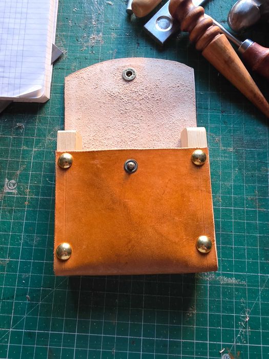 Bolsa cartas em madeira e couro personalizado