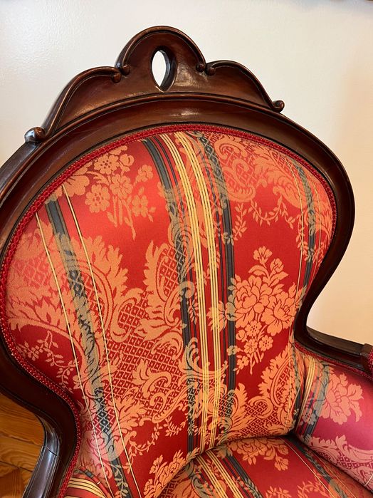 Cadeirão antigo vermelho de madeira e tecido