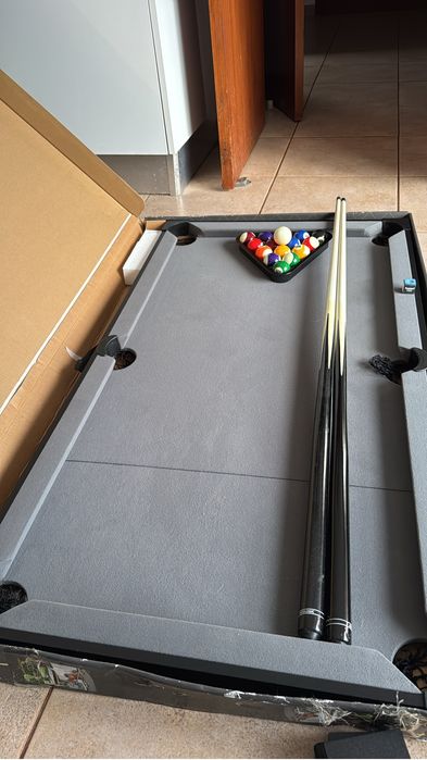 Mesa de bilhar nova na caixa.
