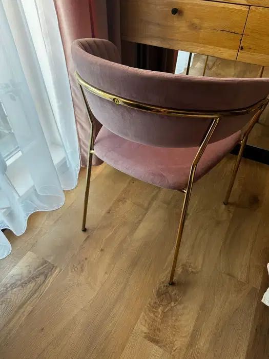 Krzesło w kolorze pudrowego różu