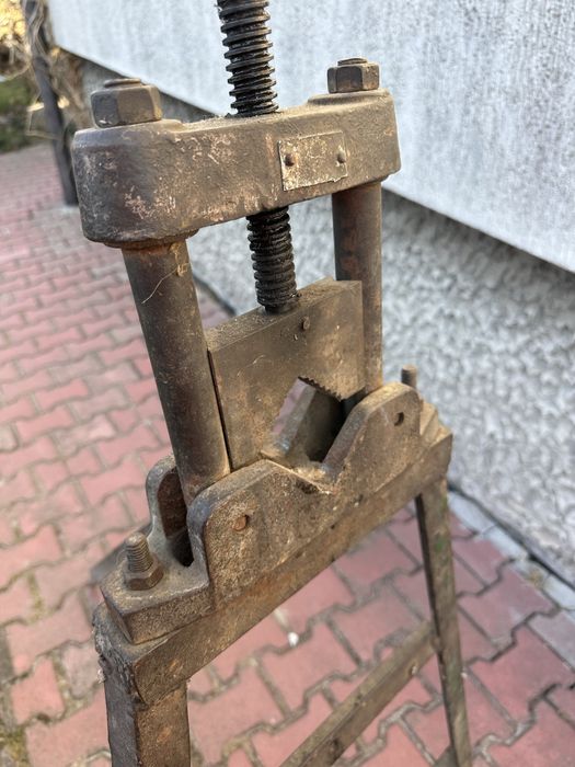 Imadło do rur na stojaku
