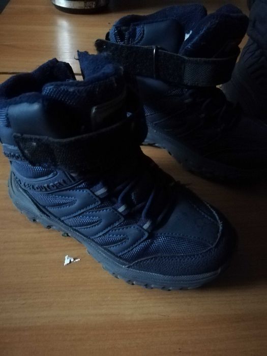 Безкоштовно віддаєм дитяче взуття джинси. По почті не висилаємо.