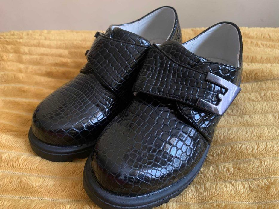 Нове взуття для дівчинки шкіряне