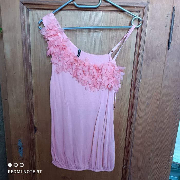 Bluzka elegancka na jedno ramię z piórami S 36