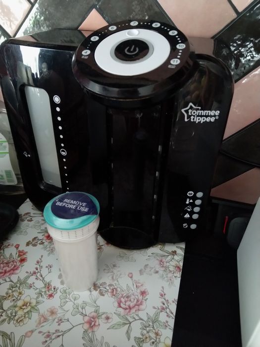 Ekspres do mleka modyfikowanego Tommy tippe.