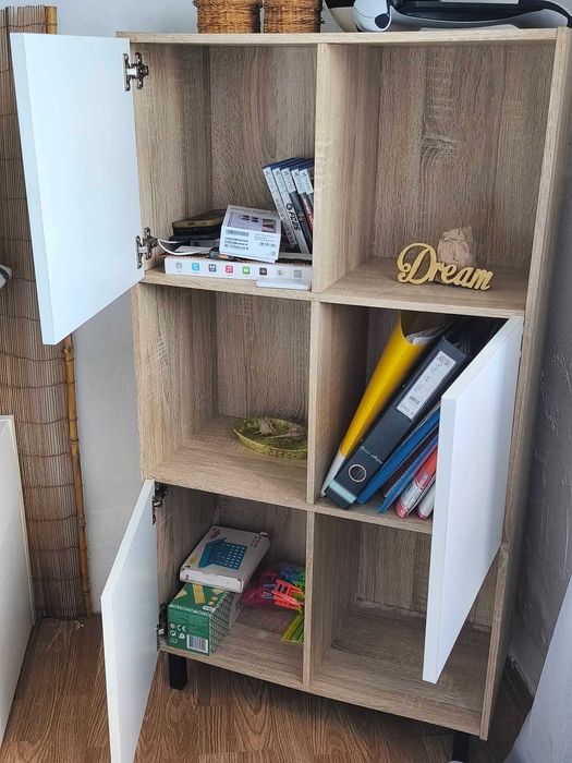 Estante e aquecedor elétrico da parede