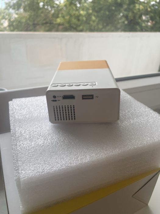 LED Projektor YG-300