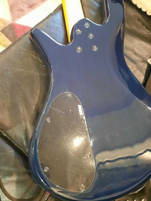 gitara basowa Spector  4 i akcesoria