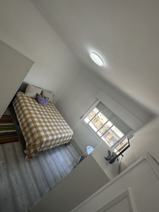 Quarto mobiliado p casal ou familiares c tv e frigorífico no quarto em São Brás Amadora