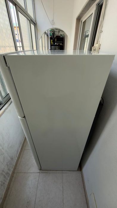 Frigorífico INDESIT Estático 150 cm 254 L Branco)