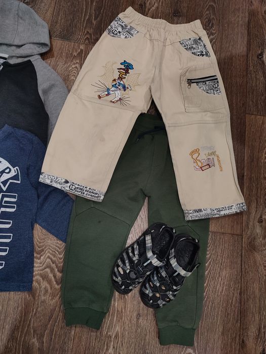 Віддам безкоштовно одяг дитячий