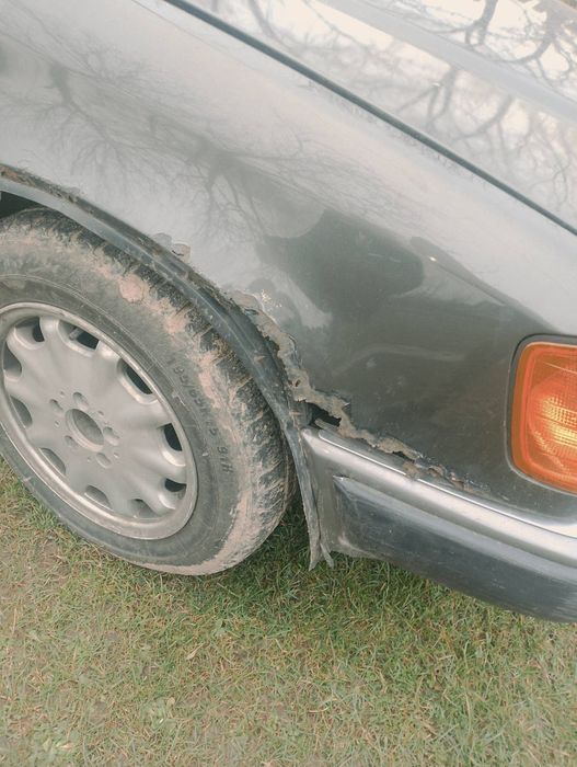 Автомобіль 124 мерседеса