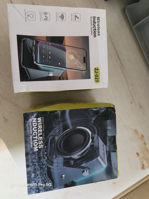 bezprzewodowy głośnik Bluetooth z technologią indukcyjną (model ZJ-027), który służy również jako podstawka do telefonu lub tabletu.