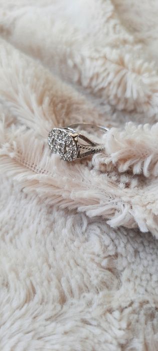 Srebrny bogatozdobiony pierścionek