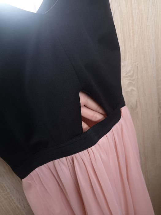 Sukienka z wycięciem