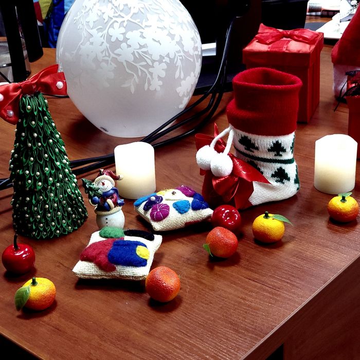 игрушки на Новый Год - елочки канзаши и с серебристыми веточками