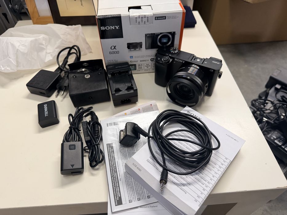 Sony a6000 – topowy aparat do zdjęć i vlogów + akcesoria