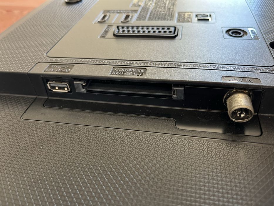 TV samsung preta 73 cms comprimento, diagonal 84 cms