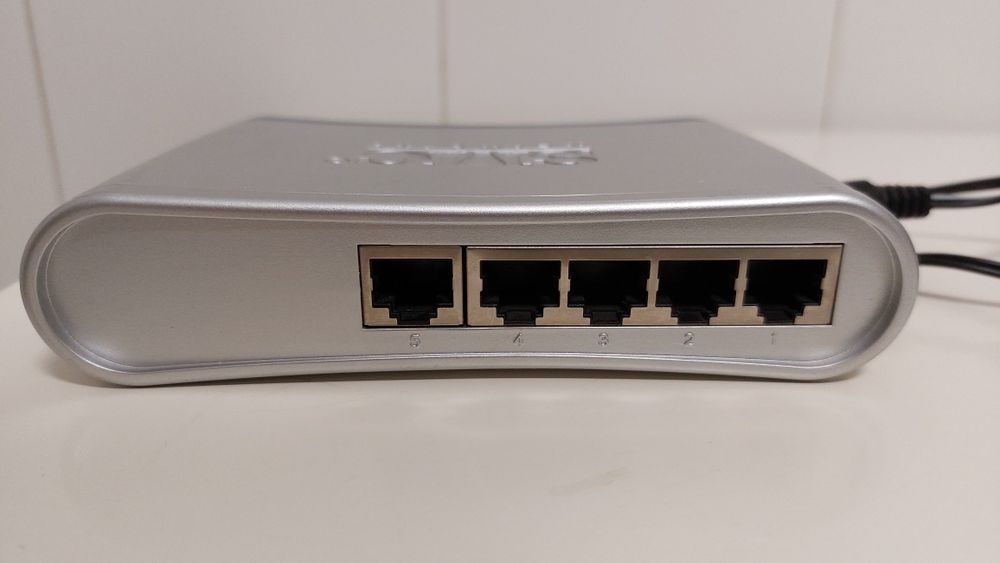 SMC 10/100 Switch64409135821571122