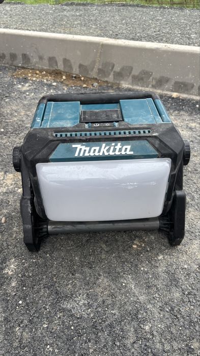 Holofote a bateria makita