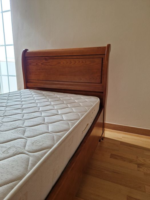 Cama individual em madeira maciça