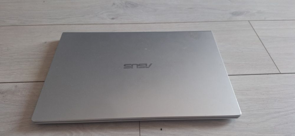Laptop asus srebrny