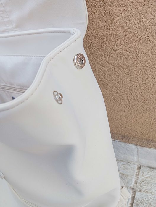 Mochila bege com cliques ajustável