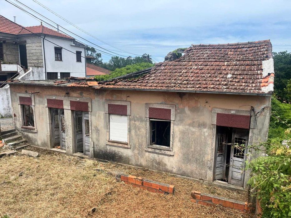 3 moradias em ruina inseridas num terreno de cerca de 500m2 com poço