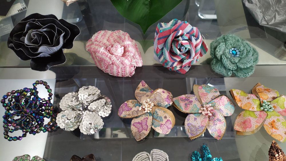 23 broches/alfinetes de peito novos