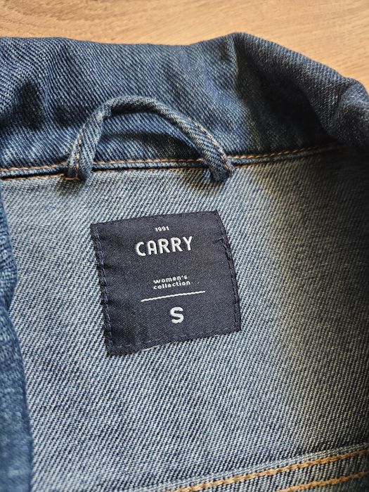 Klasyczna damska kurtka jeansowa marki Carry