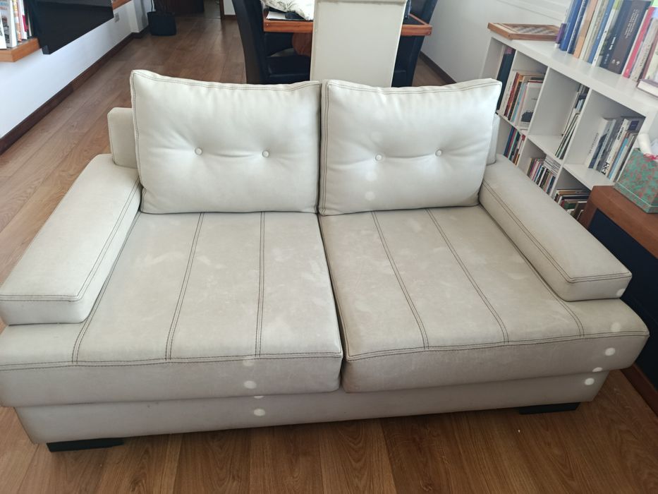 Sofá de dois lugares