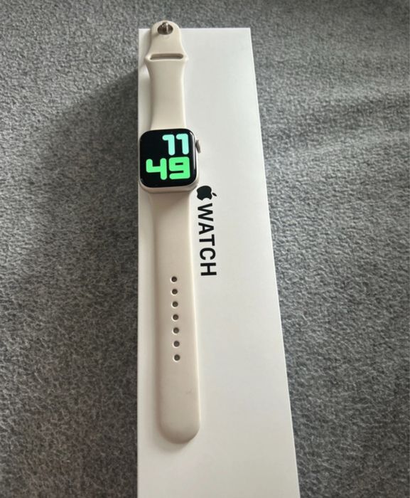 Apple watch SE  2 gen 40 mm starlight księżycowa  poswiata