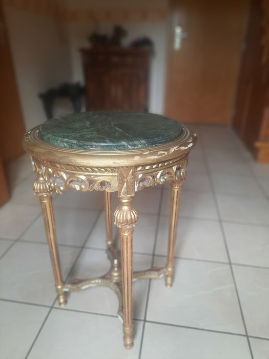 Столик (антикварный)