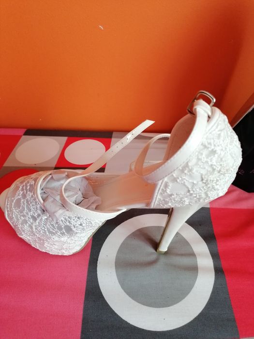 Buty ślubne na koturnie